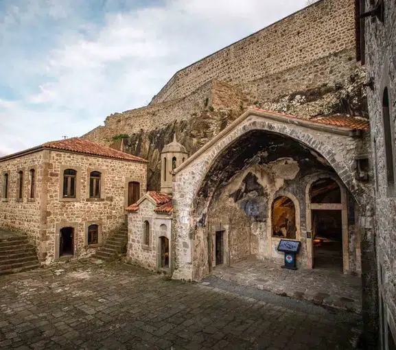 Trabzonun tarihi ve doğal mekanları turist akınına uğruyor