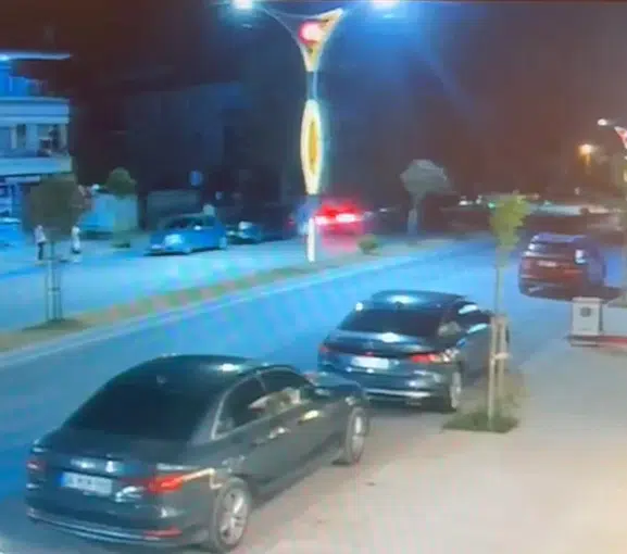 Sakarya’da kontrolden çıkan araç park halindeki otomobillere daldı