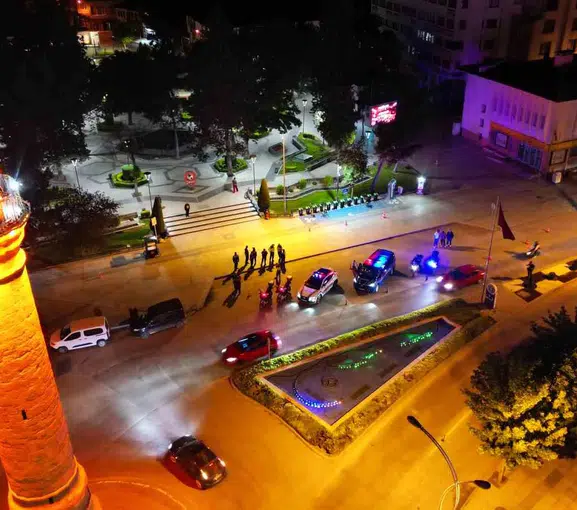 Çorum Saat Kulesi önünde jandarmadan ışıklı gösteri