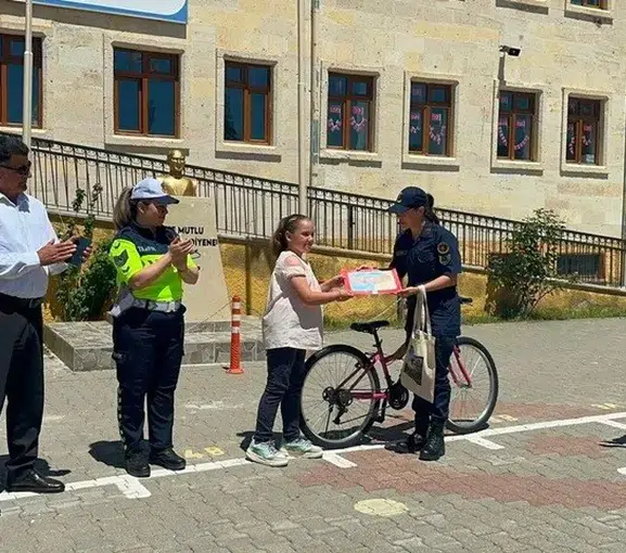 Nevşehirde okuyan öğrenciye jandarmadan bisiklet ödülü