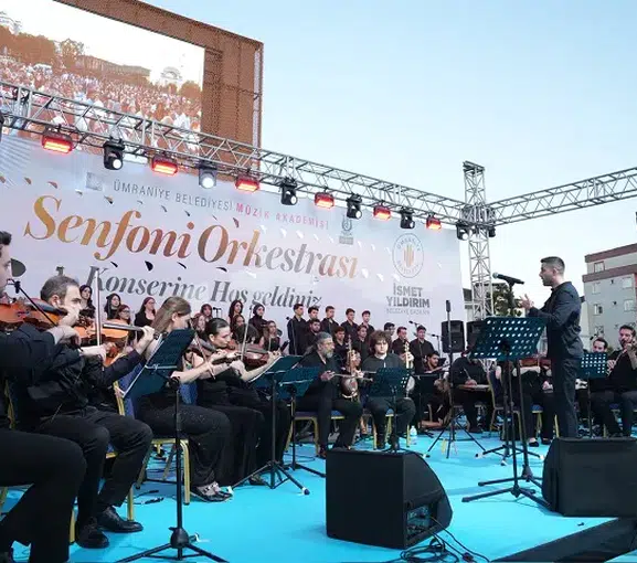 Ümraniye meydanında 75 gençten senfonik şölen
