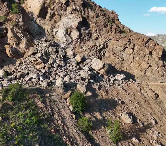 Erzurum'da kaya tehlikesi mahalle yolunu ulaşıma kapattı