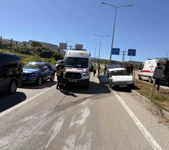 Aksaray yolunda dikkatsizlik sonucu sekiz kişi yaralandı