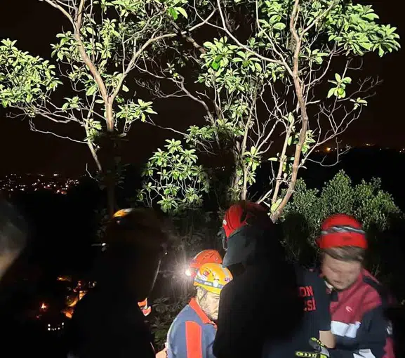 Trabzon’da dik yamaçta mahsur kalan vatandaşı ekipler kurtardı