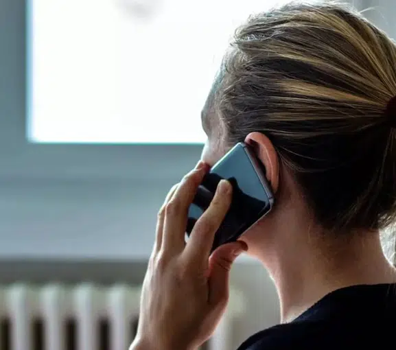 Psikologlar telefonda konuşurken neden hepimizin o hareketi yaptığını açıkladı