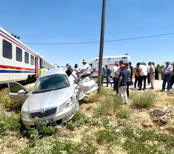 Muş'ta hemzemin geçit faciası Tren otomobile çarptı