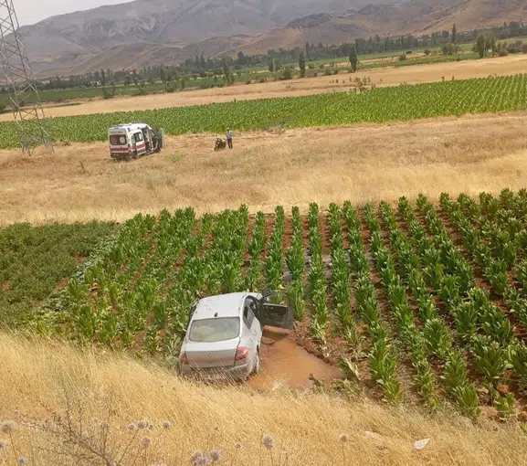 Malatya yolunda otomobil 20 metrelik uçuruma yuvarlandı
