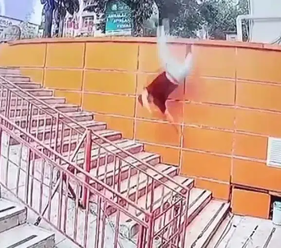 Isparta’da duvar üzerinde uyuyan kişi merdivenlere çakıldı