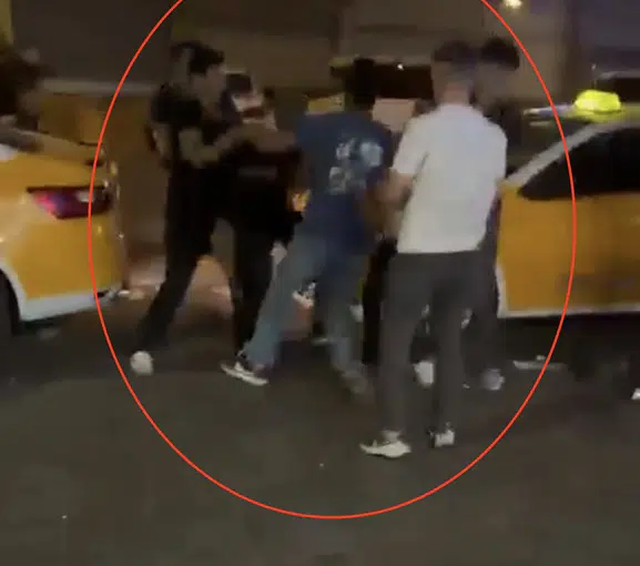 Diyarbakır'da cadde ortasında arkadaşların tekme tokat kavgası