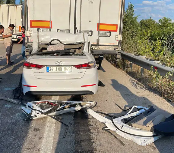 Tokat'ta yola çıkan otomobil TIR'a arkadan çarptı