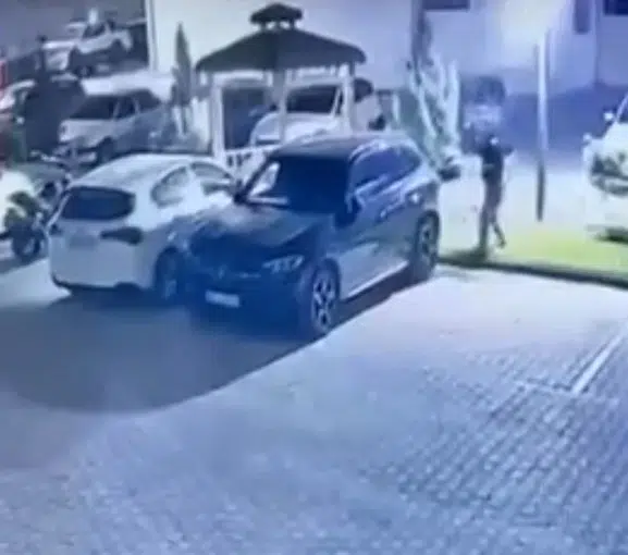 Elazığ’da gece yarısı site otoparkına giren saldırganlar otomobili hedef aldı