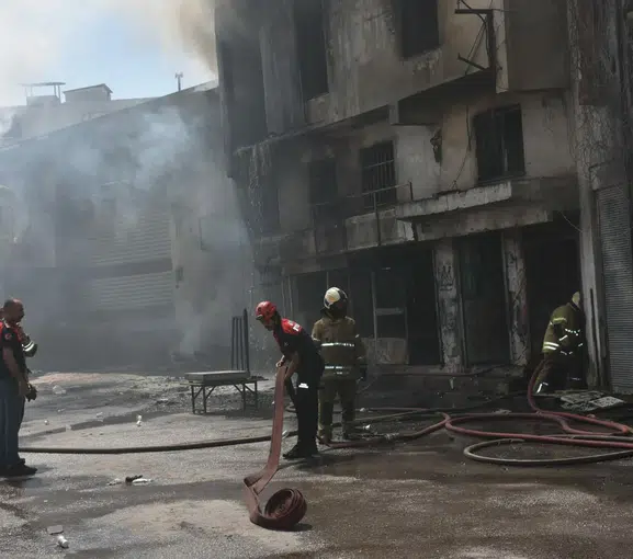 Buca’da üç katlı sünger deposu alevlere teslim oldu