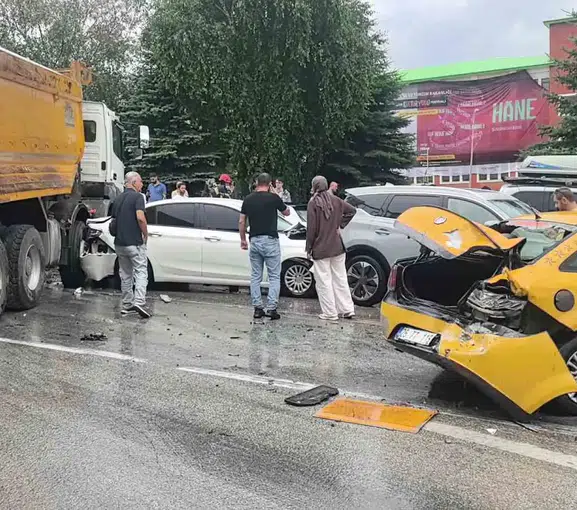 Erzurum'da sağanak trafiği birbirine kattı