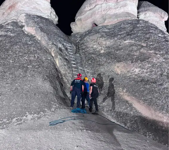 Nevşehirde peribacasına tırmanan turist tepede mahsur kaldı