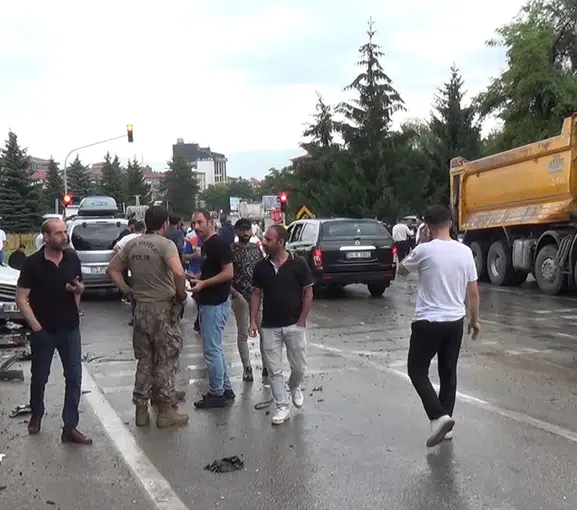 Erzurum'da yağışlı yolda zincirleme trafik kazası