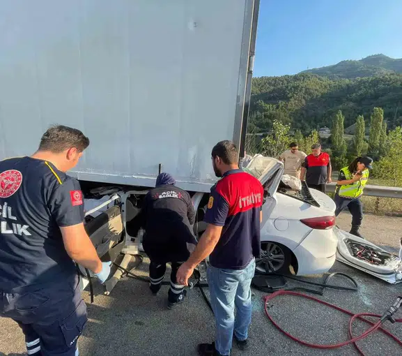 Tokat'ta tıra çarpan sürücü hayatını kaybetti