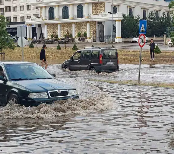 Erzurum’da aniden bastıran sağanak şehri kilitledi