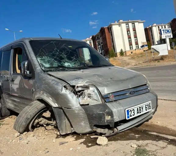 Elazığ’da direksiyon başındaki sürücü kaza yaptı