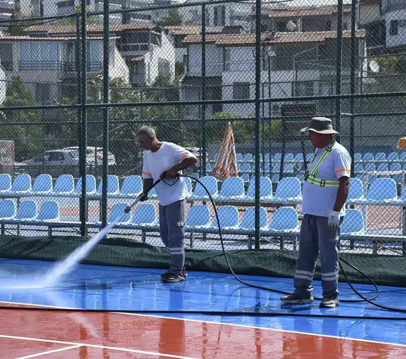 Kuşadası'nda tenis tutkunları için hijyen mesaisi