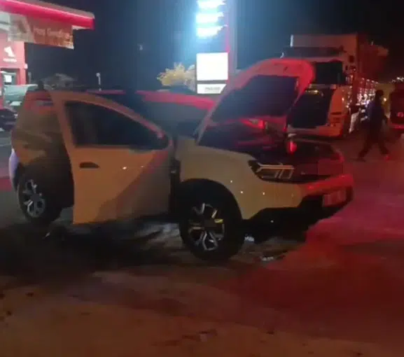 Yüksekova yolunda seyir halindeki araç bir anda alev topuna döndü