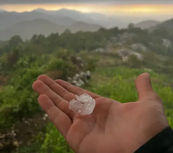 Osmaniye sıcaktan kavrulurken aniden dolu ve fırtına bastırdı
