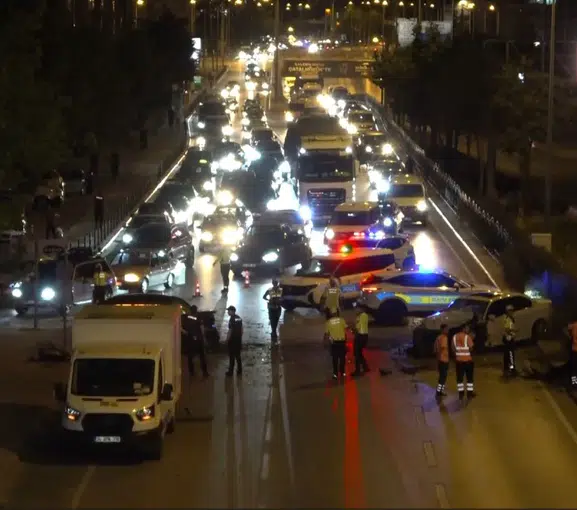 Konya’da gece yarısı trafik kazası trafiği kilitledi