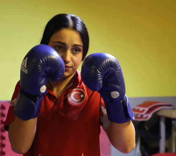 Kırşehirli Elif Tıraş sokaktaki bir olayla başladı dünyayı dize getirdi
