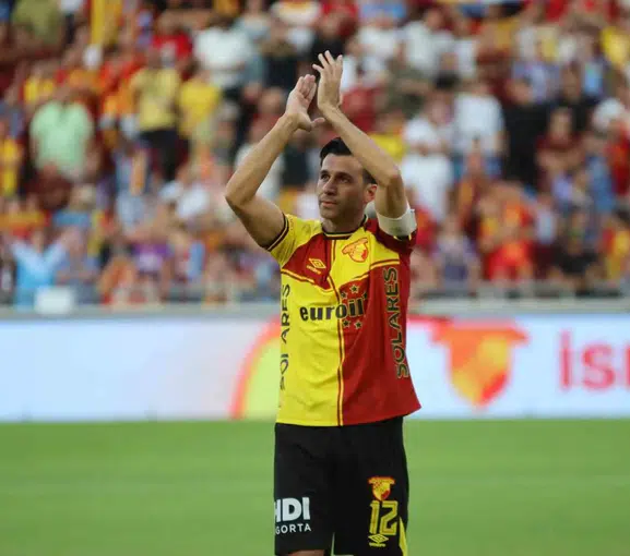 İsmail Köybaşı futbola duygusal bir veda ile nokta koydu