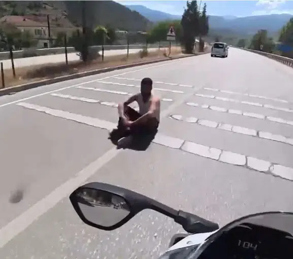 Karabük yollarında can pazarı Trafiğin ortasında oturdular
