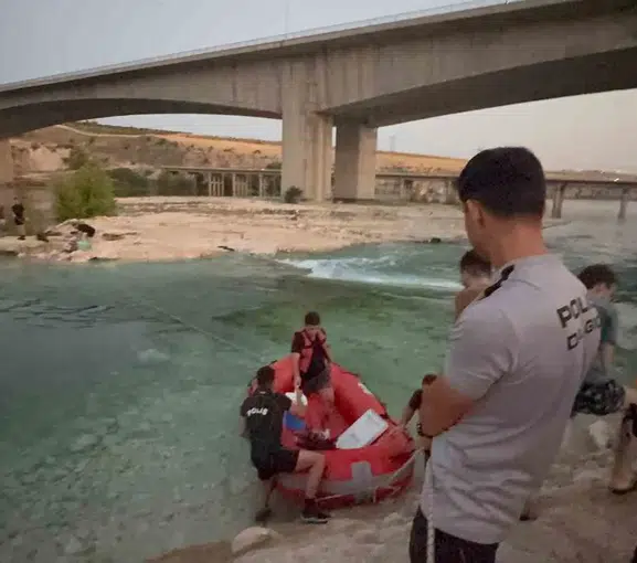 Fırat Nehri kıyısında piknik yapan 10 kişi sular arasında kaldı