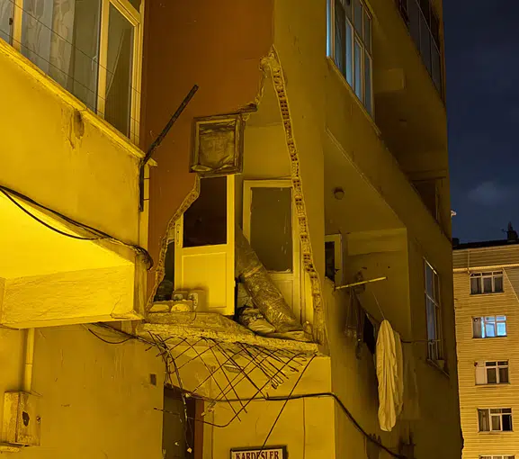 Güngören'de gece yarısı dehşeti 5 katlı binanın balkonu çöktü