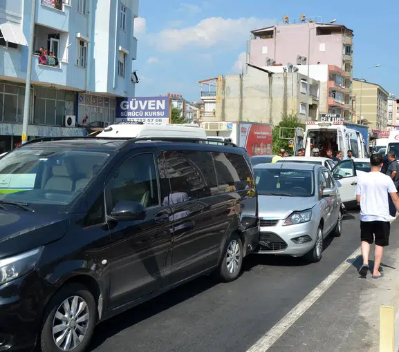 Antalya Serik yolunda beş araç birbirine girdi