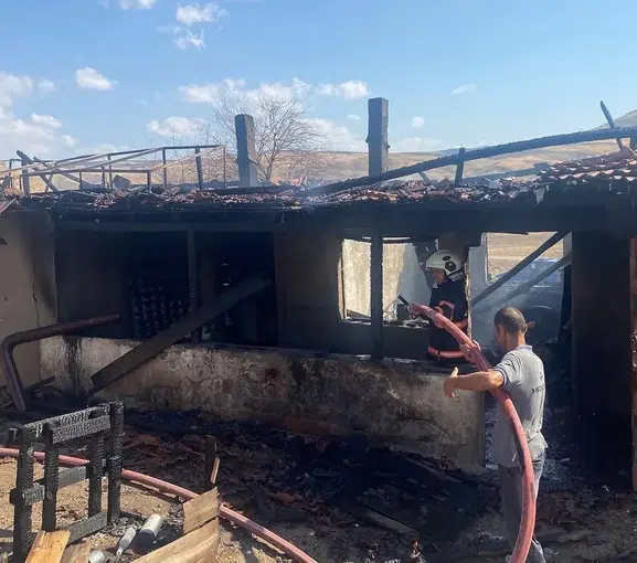Çankırı'da bir köy evi yangında küle döndü