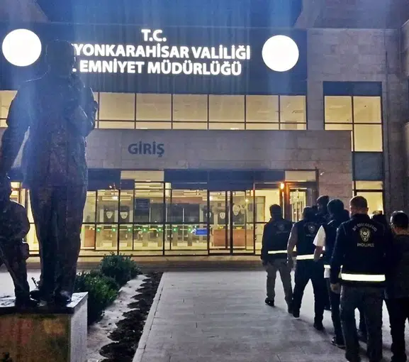 Sanayide tamirdeki otomobili çalan şüpheliler köy baskınıyla yakalandı