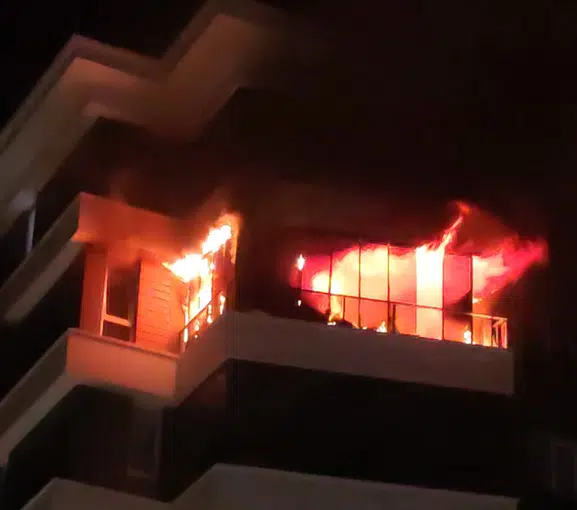 Aksarayda apartman yangını 14 kişiyi hastanelik etti