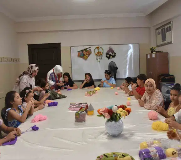Şahinbeyli çocuklar yaz tatilini örgü atölyesinde üreterek değerlendiriyor