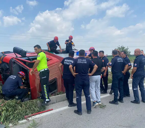 Yangına yetişmeye çalışan itfaiye aracı devrildi