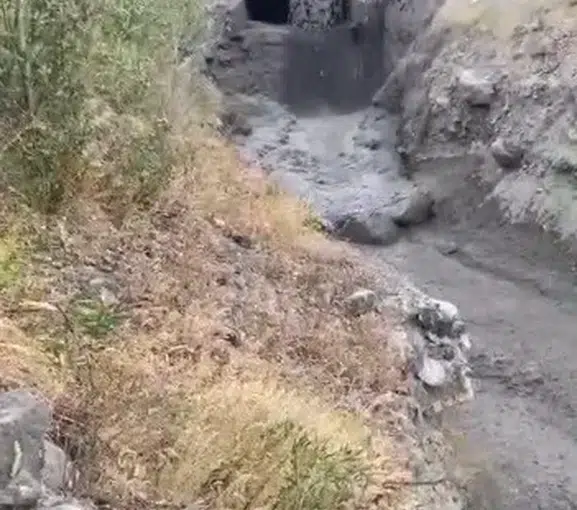 Pülümür yollarında toprak kayması paniği