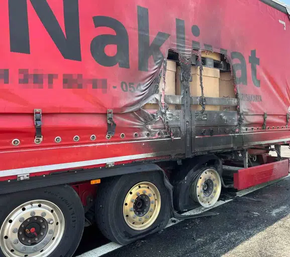 Bilecik yolunda seyir halindeki tırın dorsesi yanmaya başladı