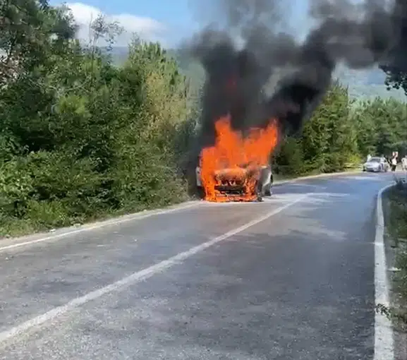 Bartın İnkumu yolunda seyir halindeki araç yanarak kül oldu