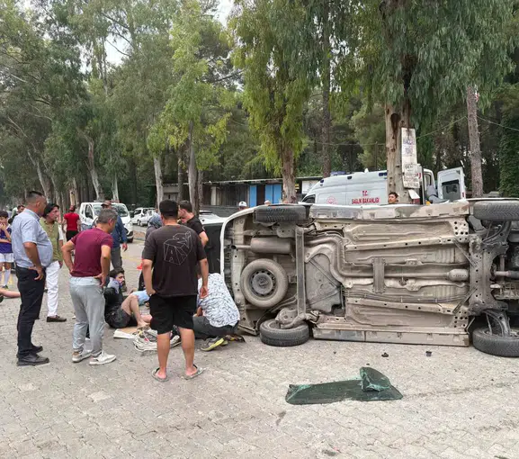 Osmaniye'de kavşakta iki araç çarpıştı 5 kişi yaralandı
