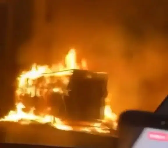 Kuzey Marmara Otoyolu üzerinde saman taşıyan TIR yola saçılan alevlerle kaplandı