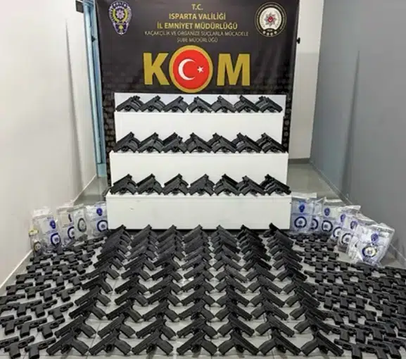 Isparta polisi bir araçta cephanelik yakaladı