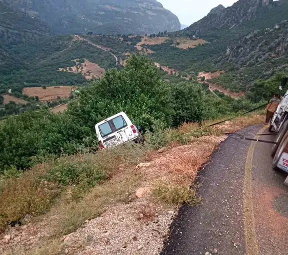 Osmaniye'de yağışlı havada sürücü uçurumun kıyısında durabildi