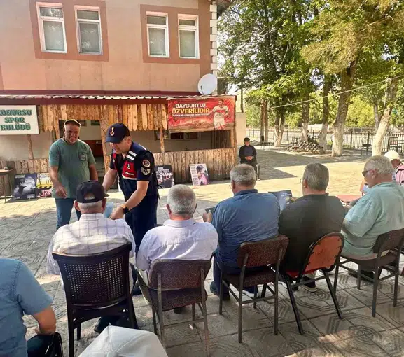 Bayburt Jandarması köy kahvesinde güvenlik eğitimi verdi