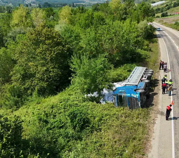 Sinop yolunda un yüklü tır devrildi