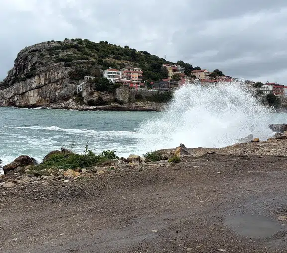 Amasra kıyılarında doğa alarm verdi: Dev dalgalar limanı dövüyor
