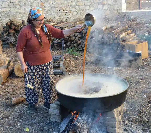 Torosların asırlık mirası: Odun ateşinde saatlerce süren pekmez mesaisi