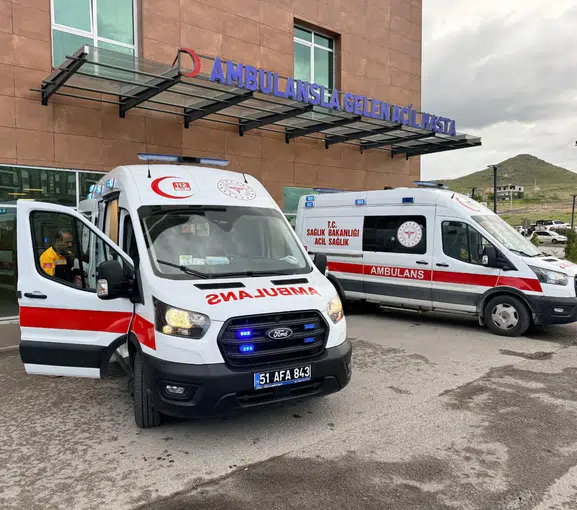Bor kara yolunda acı bilanço: Mısır yüklü TIR ile hafif ticari araç çarpıştı