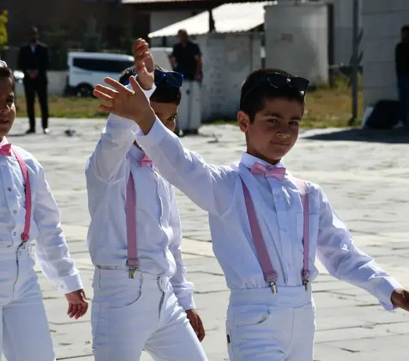 Sarıkamış'ta okul zili coşkuyla çaldı: Miniklerin performansı izleyenleri büyüledi